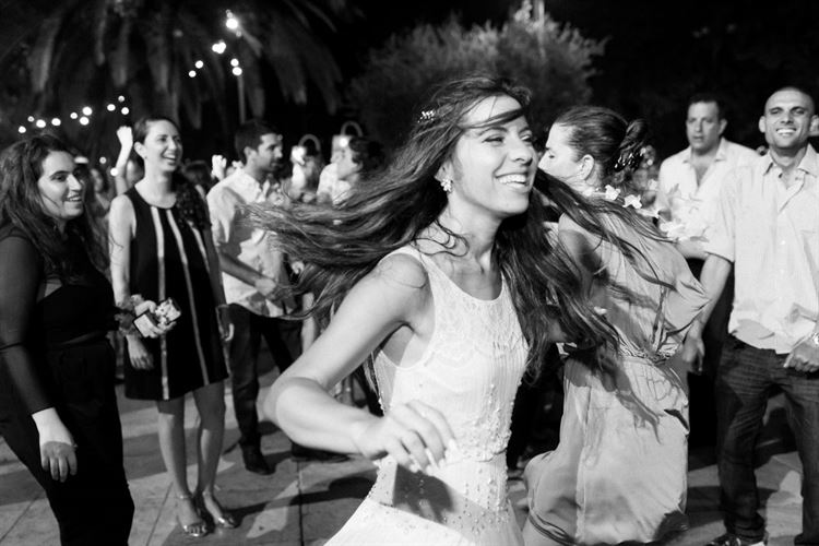 הכלה שהושלכה לבריכה: חתונת סוף סמסטר רטובה 21