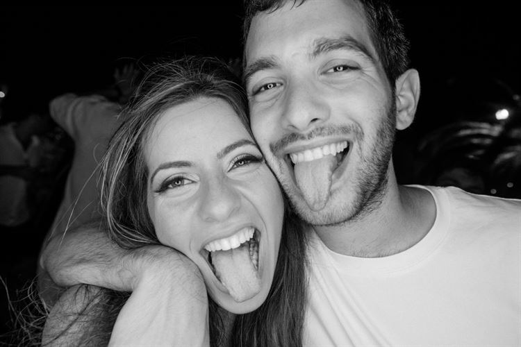 הכלה שהושלכה לבריכה: חתונת סוף סמסטר רטובה 22