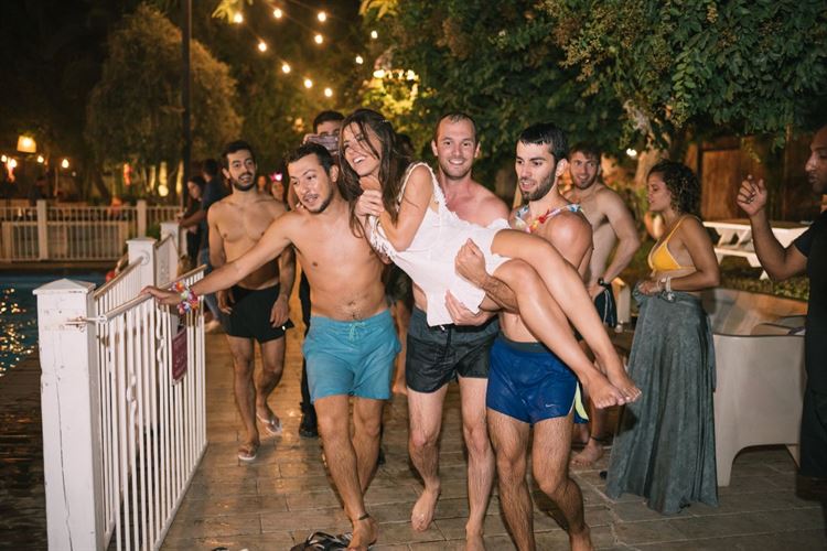 הכלה שהושלכה לבריכה: חתונת סוף סמסטר רטובה 24