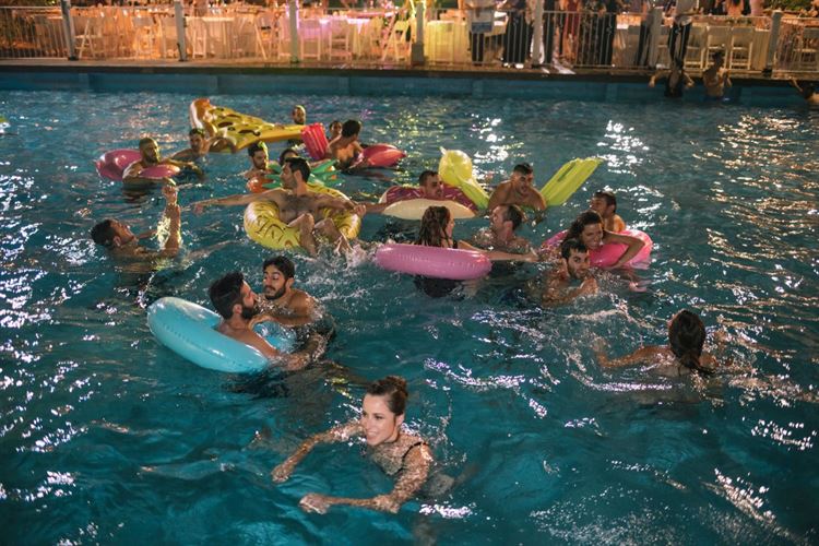 הכלה שהושלכה לבריכה: חתונת סוף סמסטר רטובה 25