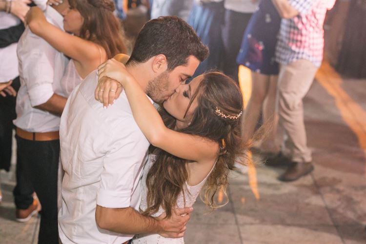 הכלה שהושלכה לבריכה: חתונת סוף סמסטר רטובה 23