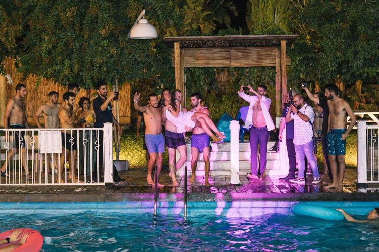 הכלה שהושלכה לבריכה: חתונת סוף סמסטר רטובה 26