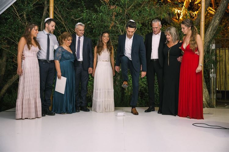 הכלה שהושלכה לבריכה: חתונת סוף סמסטר רטובה 15