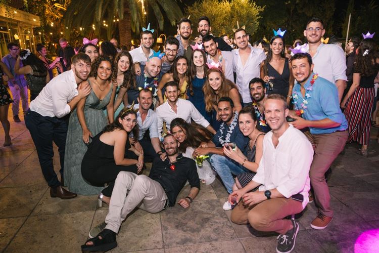 הכלה שהושלכה לבריכה: חתונת סוף סמסטר רטובה 16