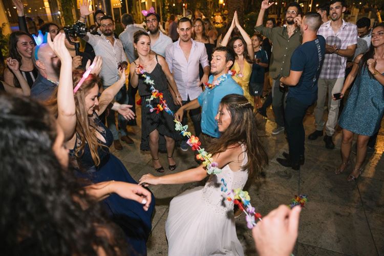 הכלה שהושלכה לבריכה: חתונת סוף סמסטר רטובה 17