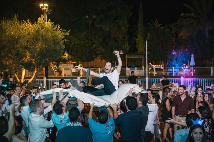 הכלה שהושלכה לבריכה: חתונת סוף סמסטר רטובה 18