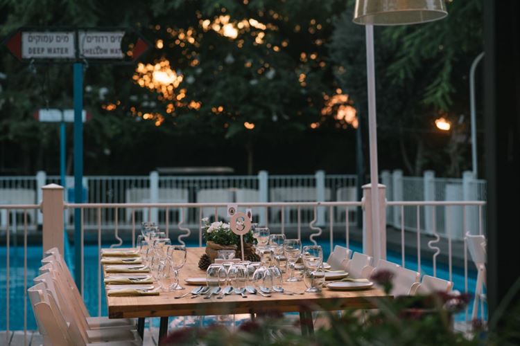 הכלה שהושלכה לבריכה: חתונת סוף סמסטר רטובה 13