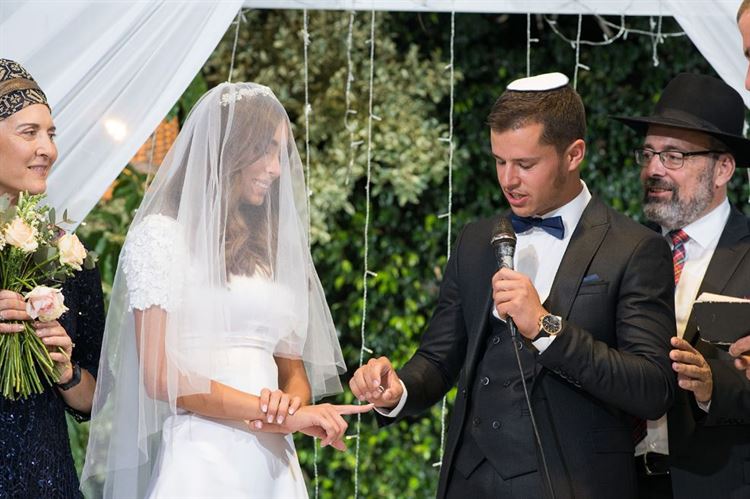 איך נראית חתונה של דוגמנית שחיה ונושמת אופנה? 16