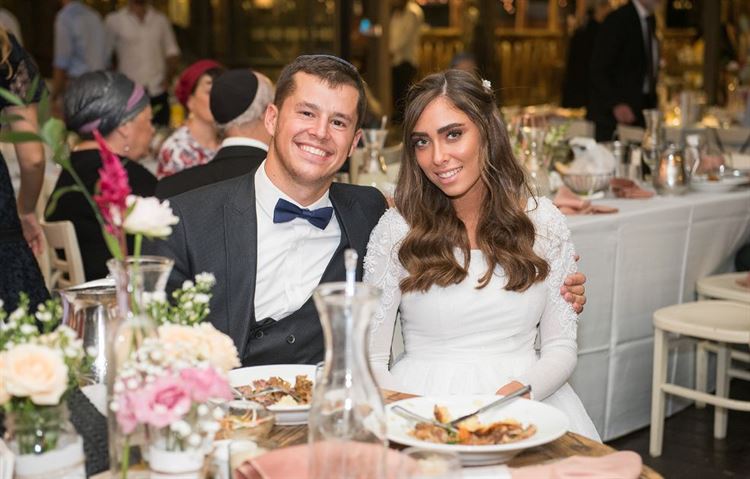 איך נראית חתונה של דוגמנית שחיה ונושמת אופנה? 19