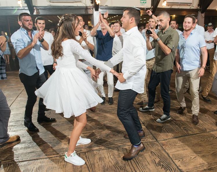 איך נראית חתונה של דוגמנית שחיה ונושמת אופנה? 20