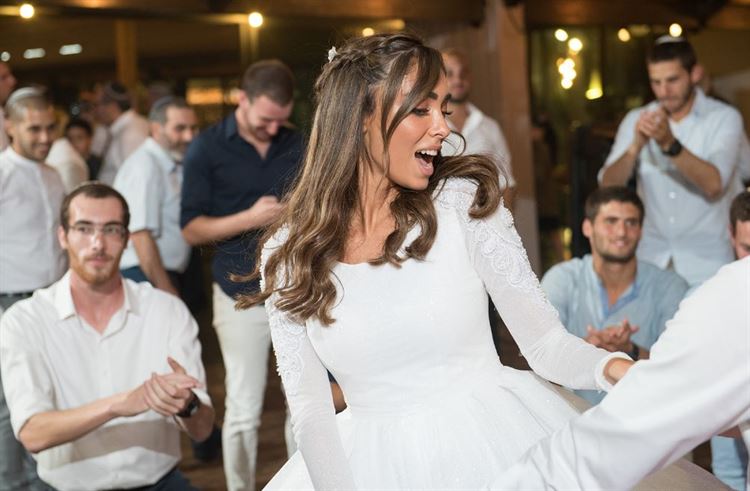 איך נראית חתונה של דוגמנית שחיה ונושמת אופנה? 21