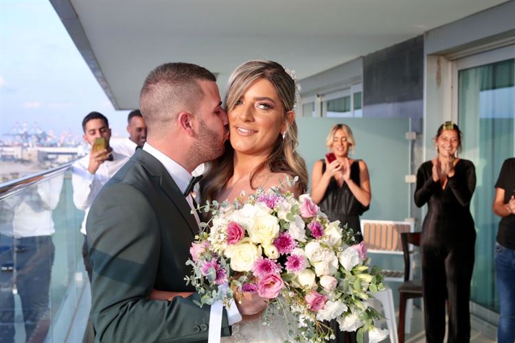 רגע הפגישה הראשונה בין השניים (צילום: וואי צלמים)