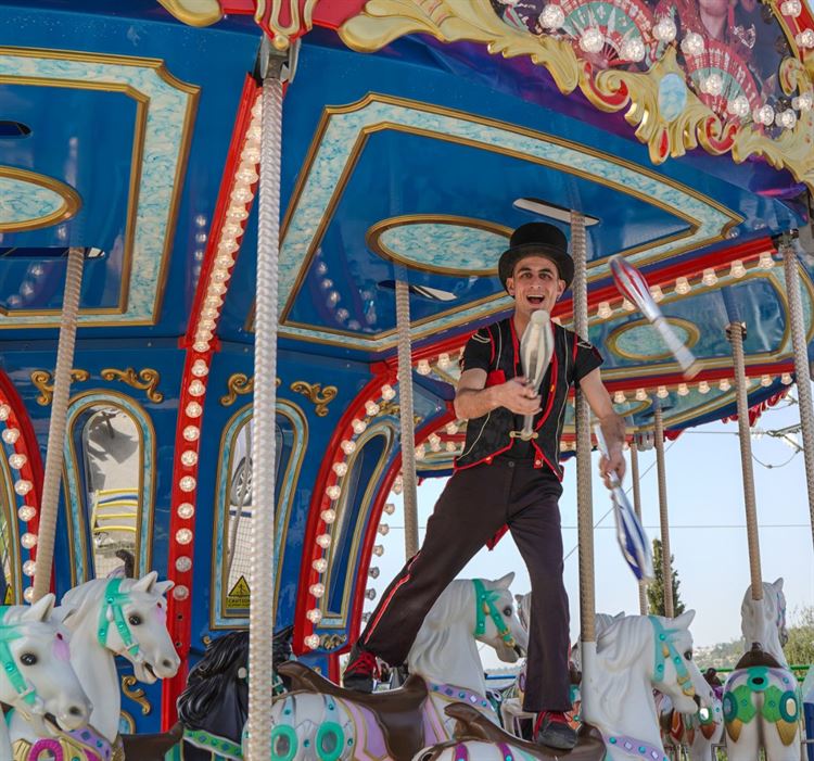 Like a circus: הפקת הפורים של וואלה! מזל טוב 15