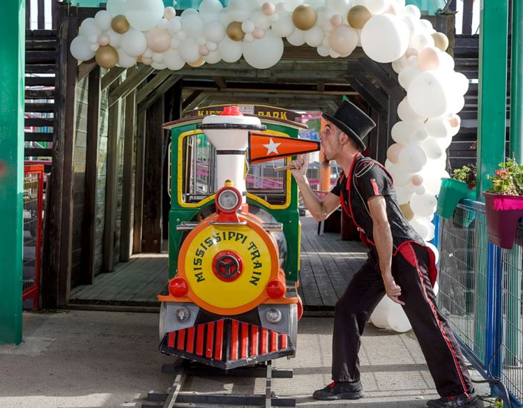 Like a circus: הפקת הפורים של וואלה! מזל טוב 23