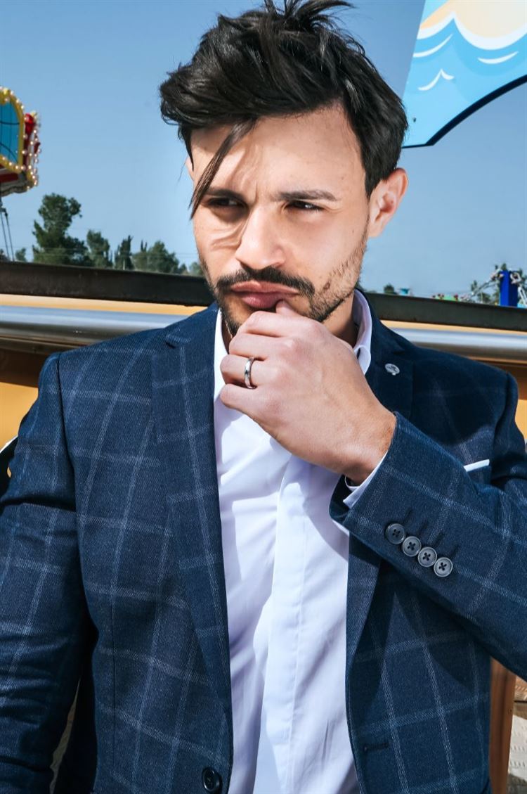 חתן סולידי שרוצה להעז? חליפת נייבי משובצת תעשה את העבודה (צילום: שלומי ביטון)