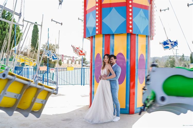 השמלה הלבנה של הכלה נותנת לחתן את הלגיטימציה להשתגע עם הצבע (צילום: שלומי ביטון)