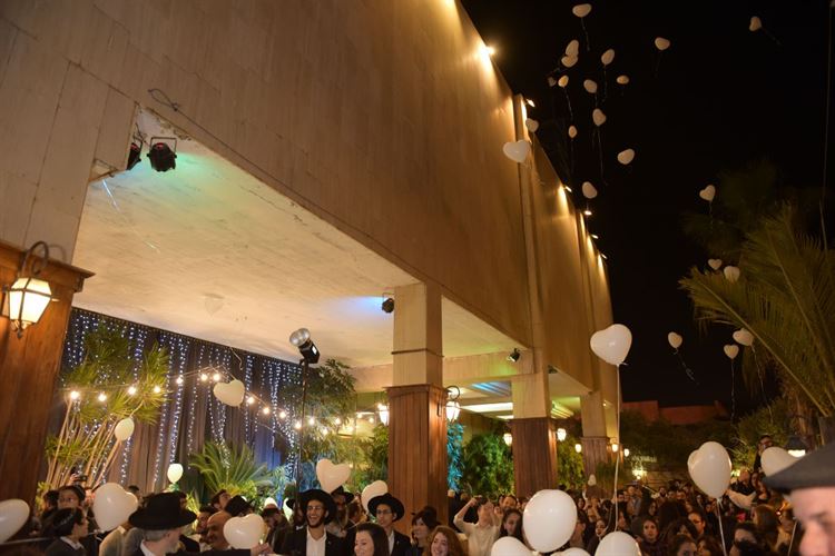 הכלה שנסעה מרחק עצום כדי למדוד שמלת כלה 9