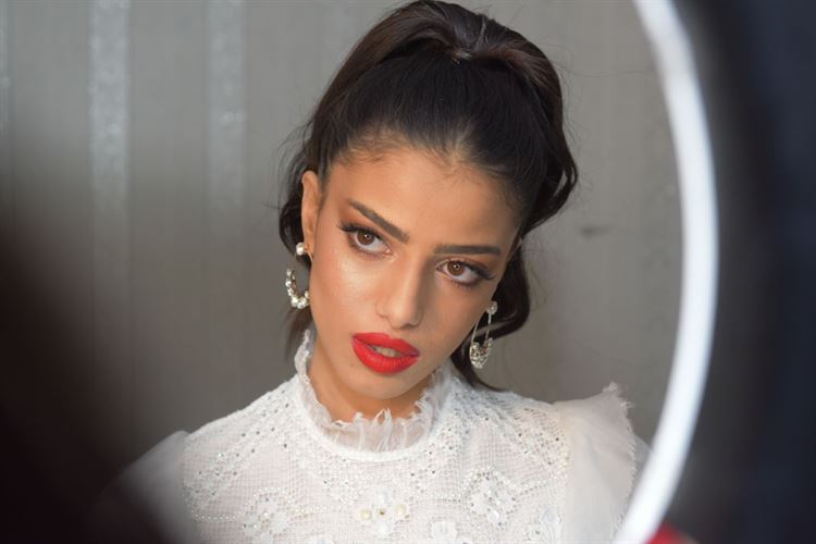 הכלה שנסעה מרחק עצום כדי למדוד שמלת כלה 13