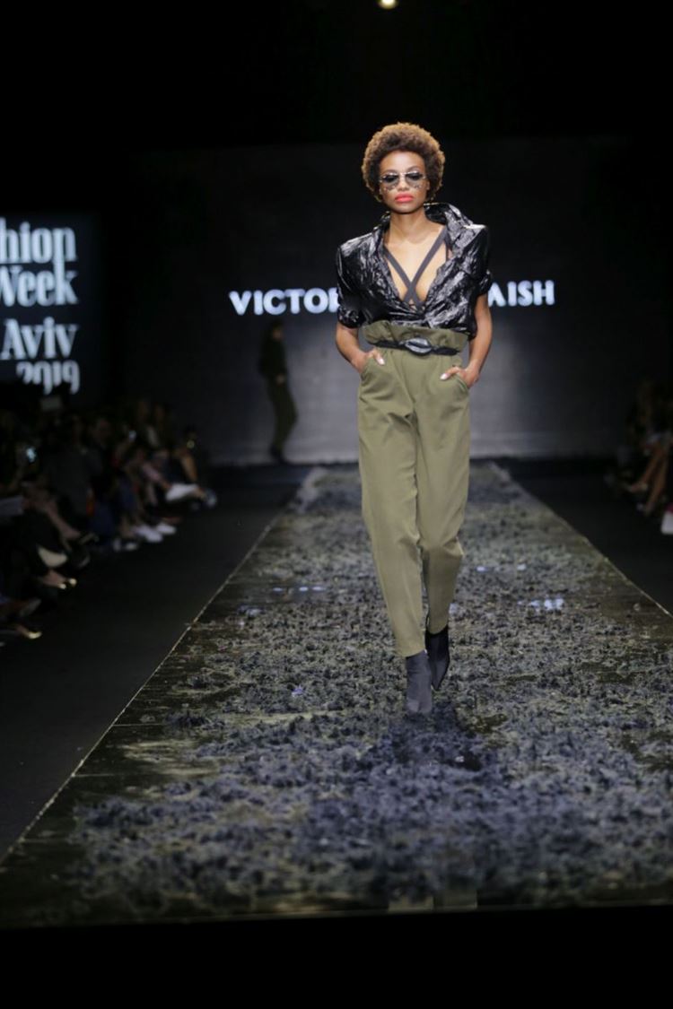 יש בו אש: ויוי בלאיש שורף את המסלול בשבוע האופנה 2