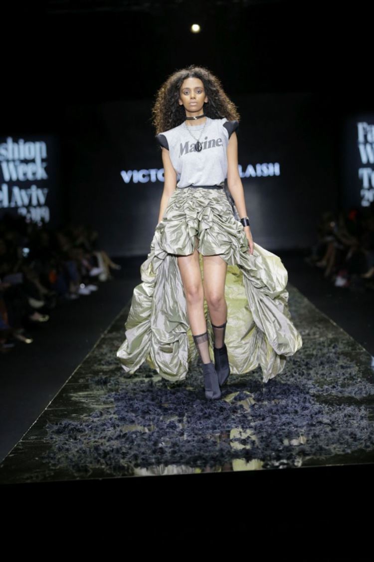 יש בו אש: ויוי בלאיש שורף את המסלול בשבוע האופנה 3