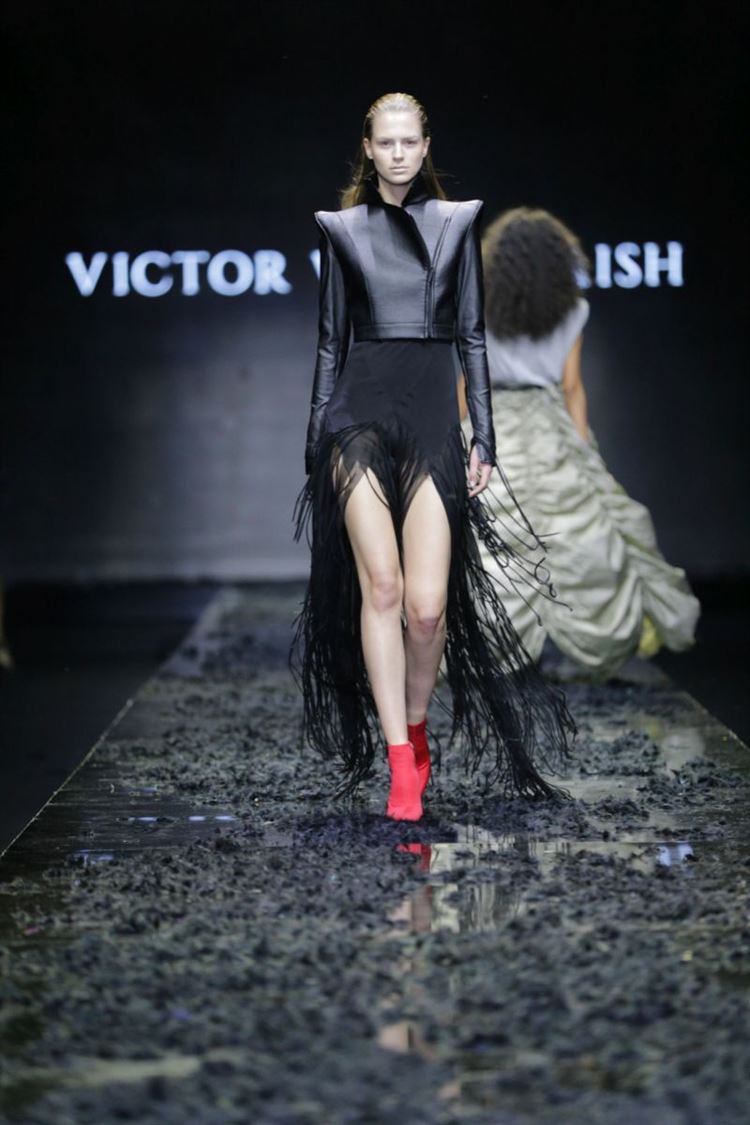 יש בו אש: ויוי בלאיש שורף את המסלול בשבוע האופנה 4