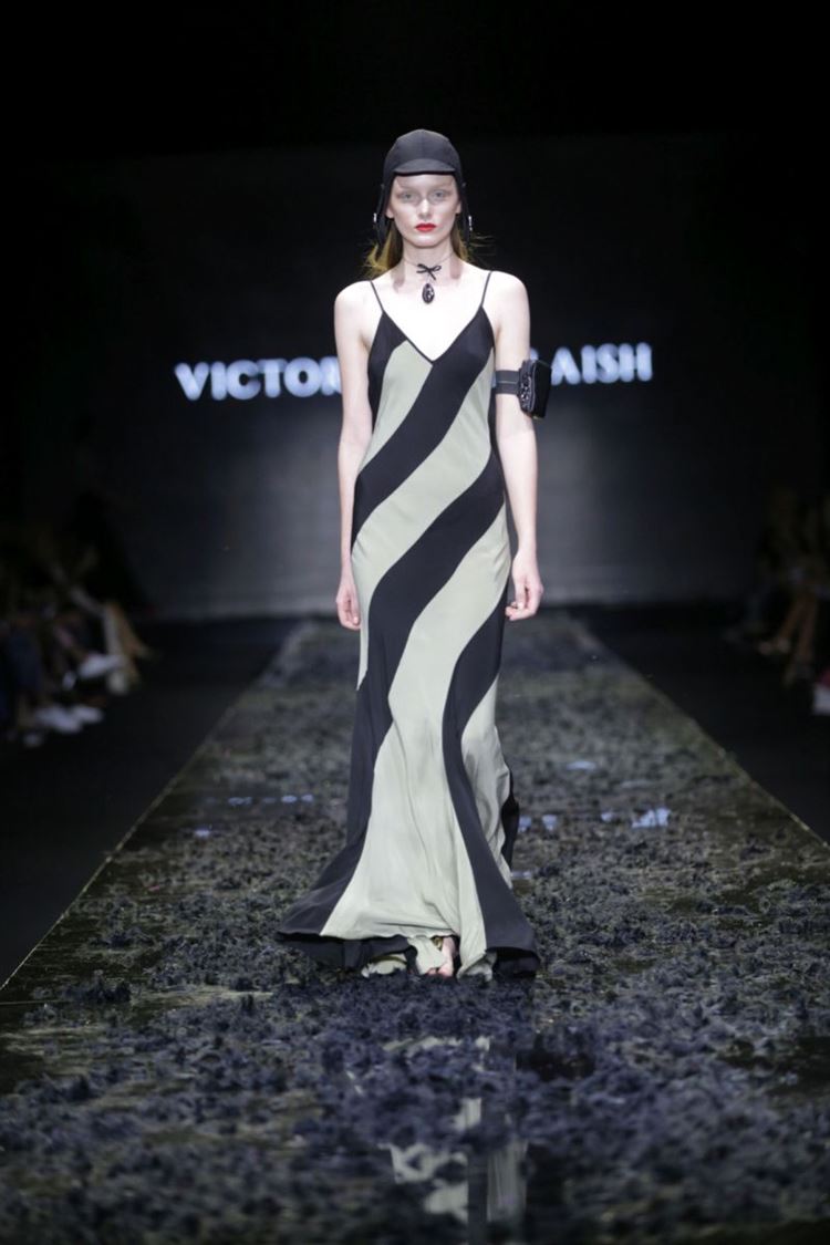 יש בו אש: ויוי בלאיש שורף את המסלול בשבוע האופנה 5