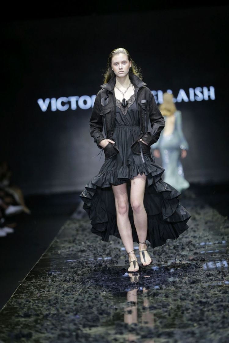 יש בו אש: ויוי בלאיש שורף את המסלול בשבוע האופנה 6