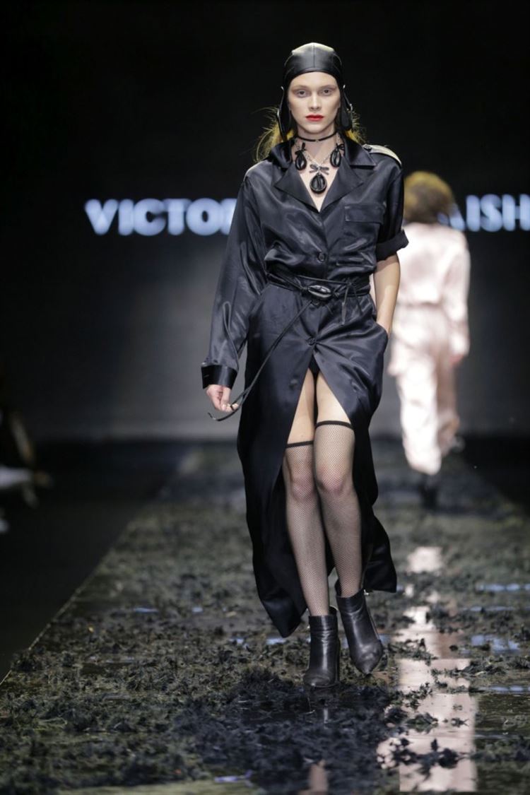 יש בו אש: ויוי בלאיש שורף את המסלול בשבוע האופנה 7