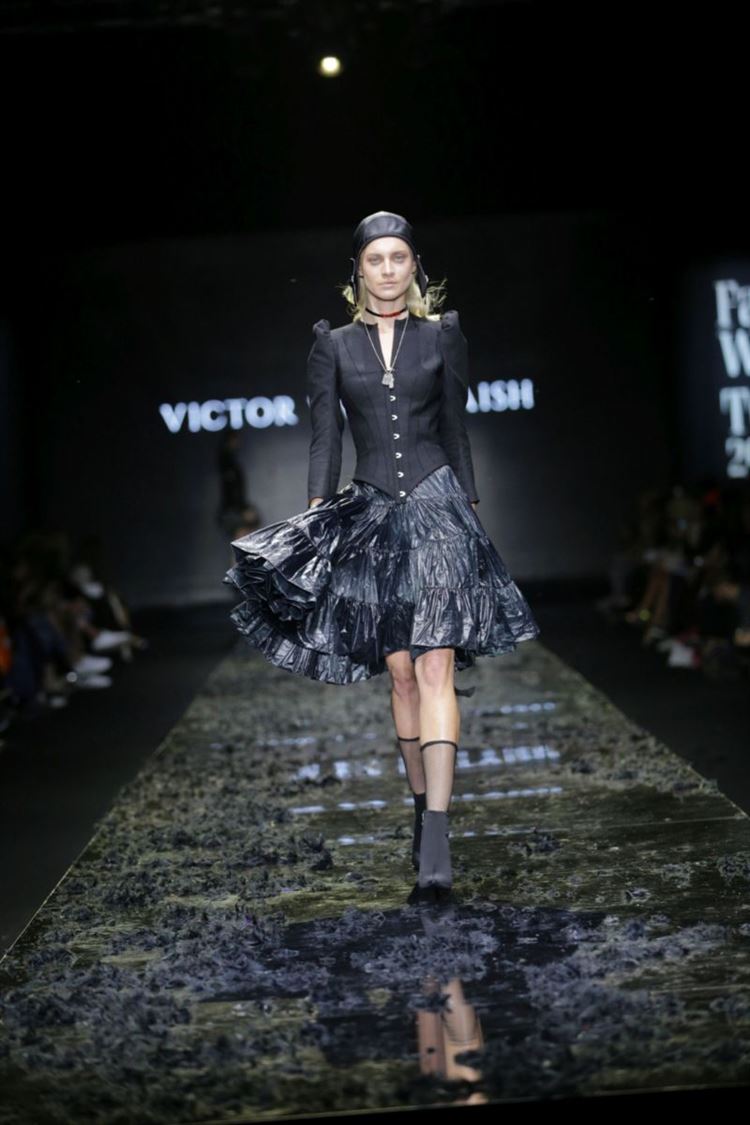 יש בו אש: ויוי בלאיש שורף את המסלול בשבוע האופנה 8