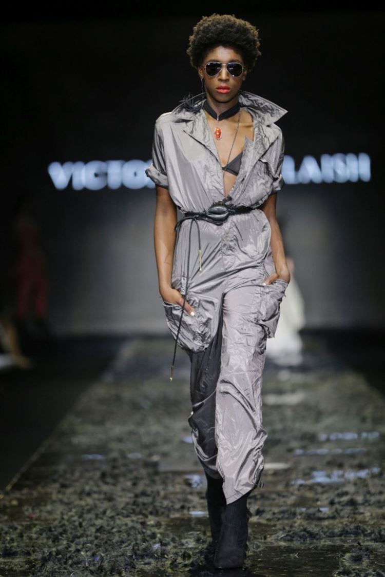 יש בו אש: ויוי בלאיש שורף את המסלול בשבוע האופנה 9