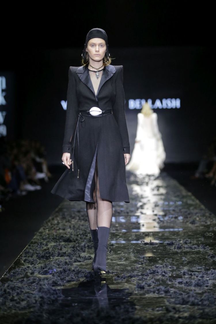 יש בו אש: ויוי בלאיש שורף את המסלול בשבוע האופנה 10