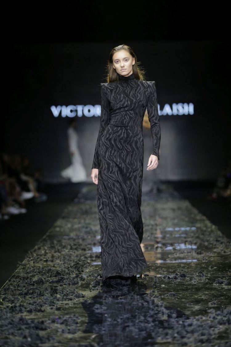 יש בו אש: ויוי בלאיש שורף את המסלול בשבוע האופנה 11