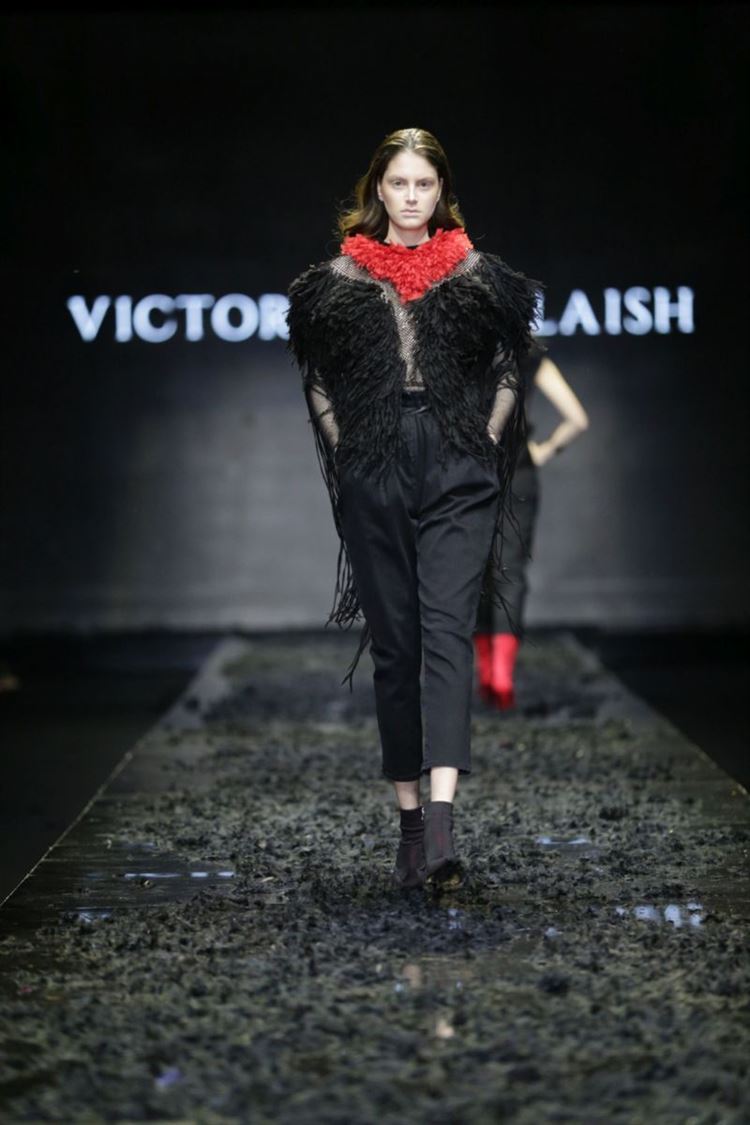 יש בו אש: ויוי בלאיש שורף את המסלול בשבוע האופנה 12