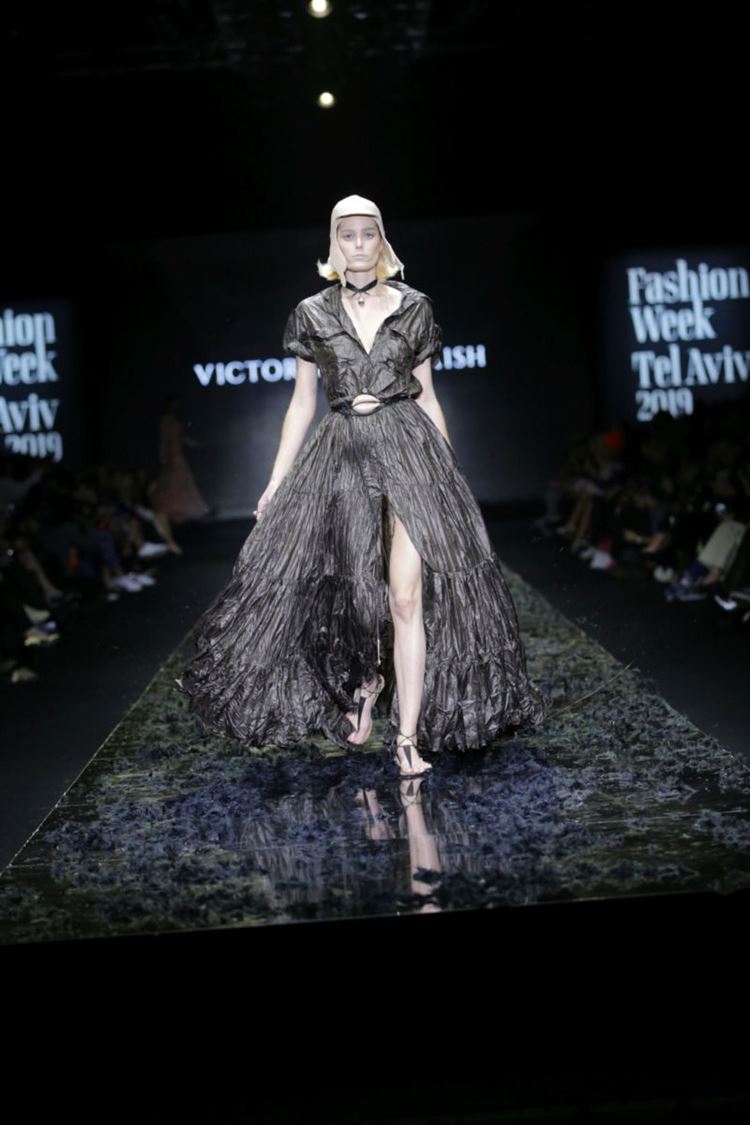 יש בו אש: ויוי בלאיש שורף את המסלול בשבוע האופנה 13