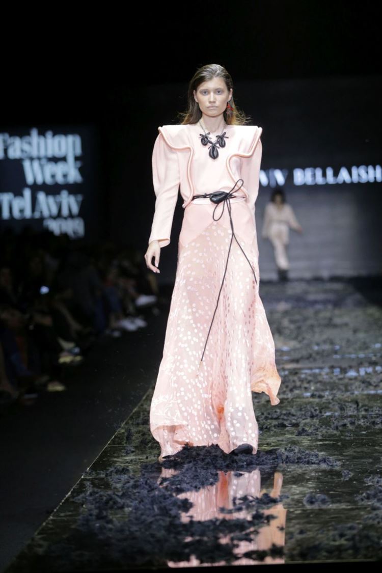 יש בו אש: ויוי בלאיש שורף את המסלול בשבוע האופנה 14