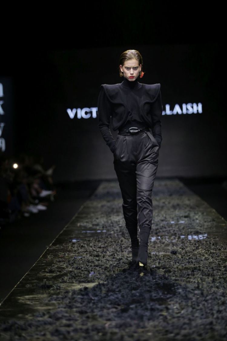 יש בו אש: ויוי בלאיש שורף את המסלול בשבוע האופנה 15