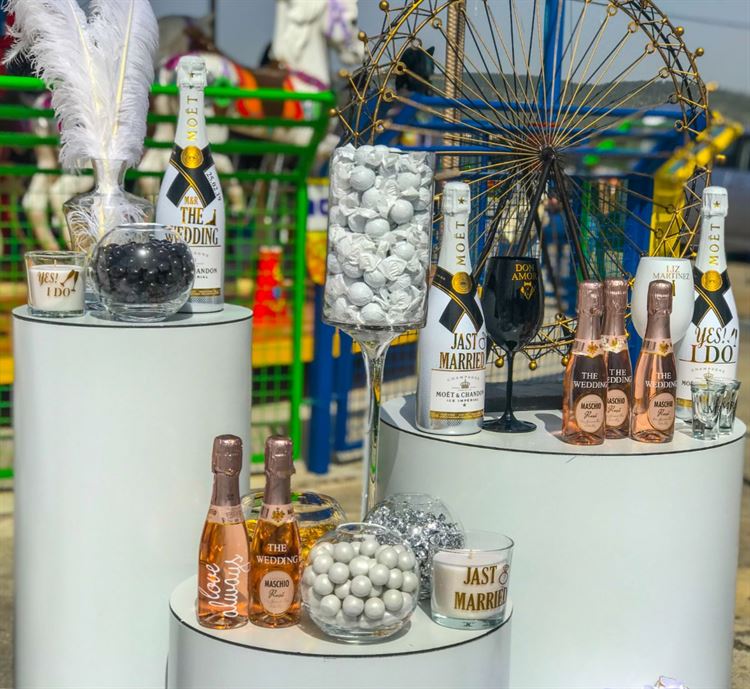 בקבוקי שמפניה וכוסות ממותגות (צילום: שלומי ביטון)