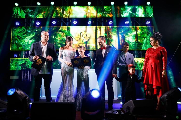 בין הג'ירפות לפילים: מה גרם לכל הסלבס להתייצב בספארי? 10