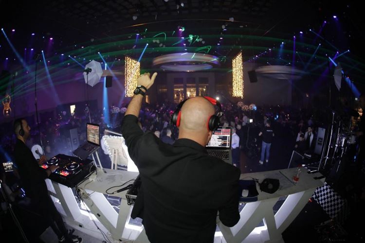 איזה מזל: הכלה שכמעט הרסה לעצמה את ההפתעה 15