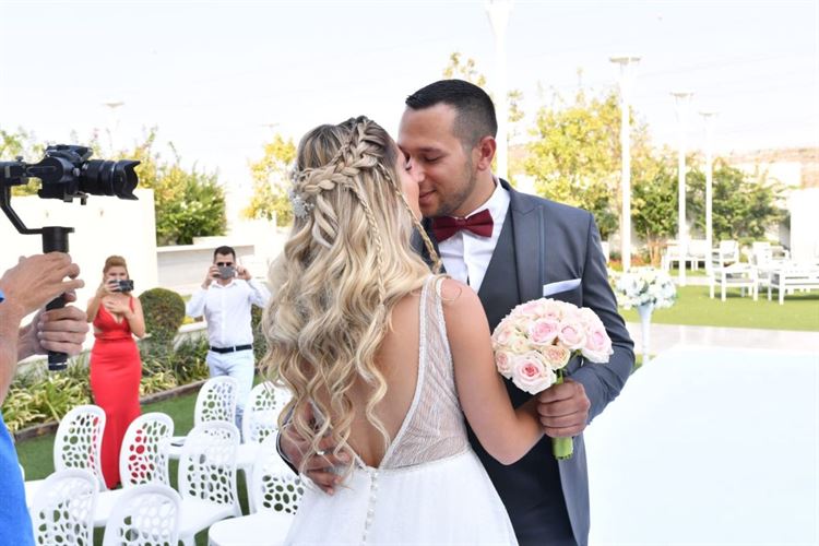 בצל המתיחות: אהבה שהתחילה תחת אש 8