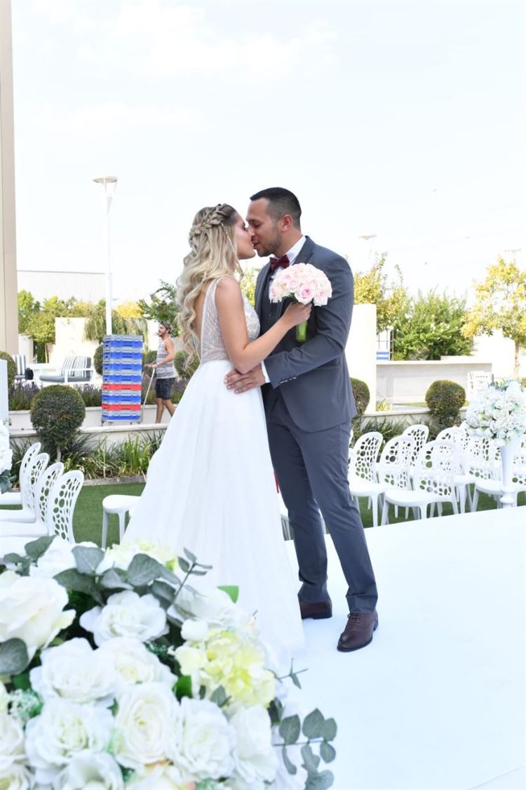 בצל המתיחות: אהבה שהתחילה תחת אש 12