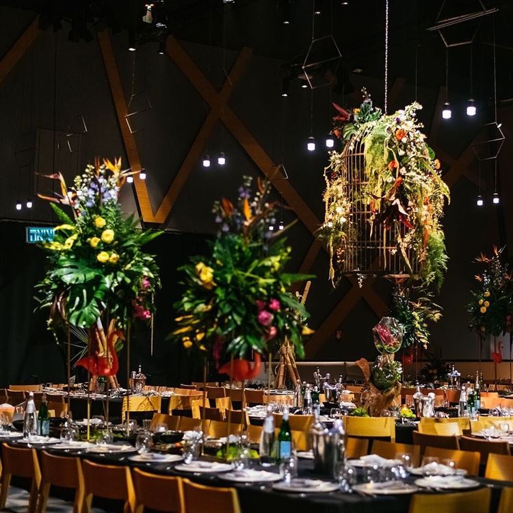 החגיגה הלבנה: עיצובי החתונות שיקשטו את קיץ 2019 3