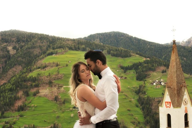 עם שמלת כלה ב-5 מעלות: צילומי זוגיות מרהיבים באיטליה 30