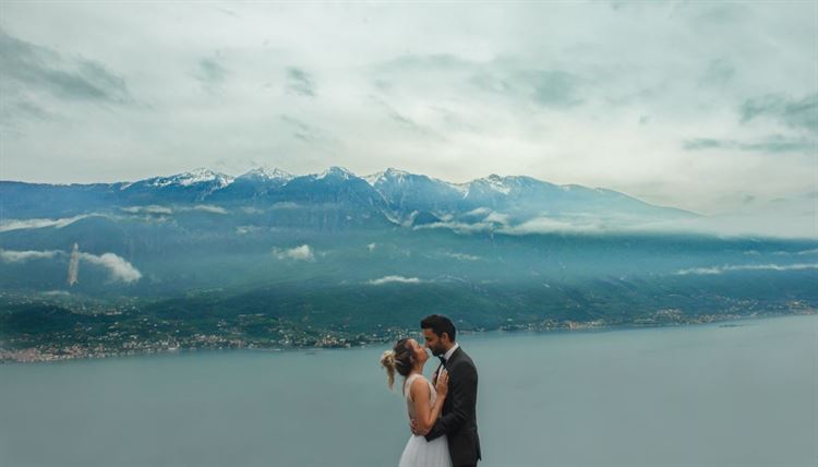 עם שמלת כלה ב-5 מעלות: צילומי זוגיות מרהיבים באיטליה 34