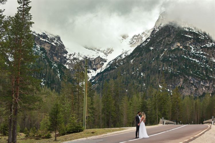 עם שמלת כלה ב-5 מעלות: צילומי זוגיות מרהיבים באיטליה 36