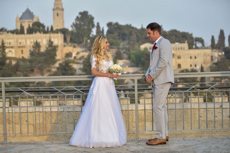 במרחק נגיעה מהשמיים: הצעה לאור זריחה 3