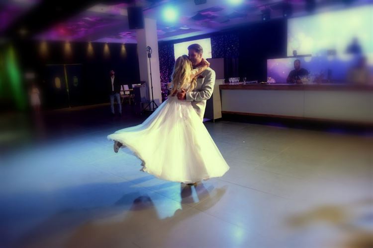 במרחק נגיעה מהשמיים: הצעה לאור זריחה 12