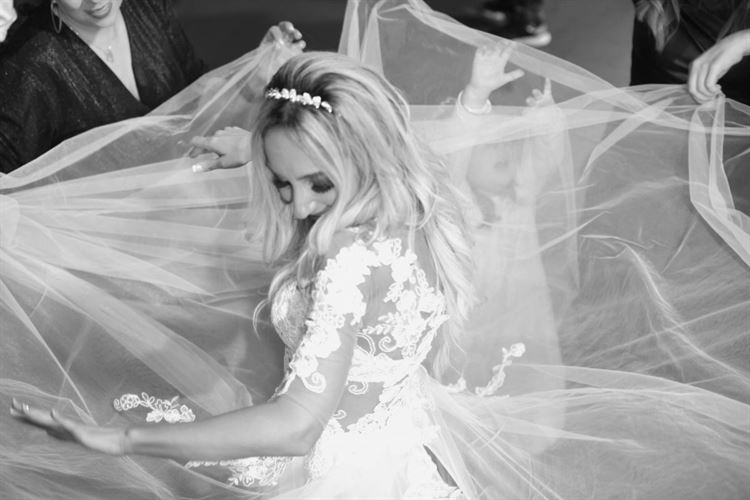 במרחק נגיעה מהשמיים: הצעה לאור זריחה 13