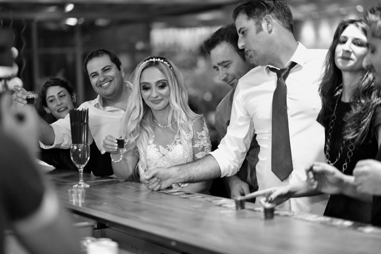 במרחק נגיעה מהשמיים: הצעה לאור זריחה 14