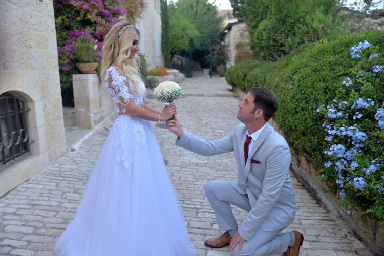 במרחק נגיעה מהשמיים: הצעה לאור זריחה 7